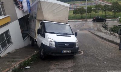 Geri Kayan Kamyonet Evin Cam Balkonundan İçeriye Girdi