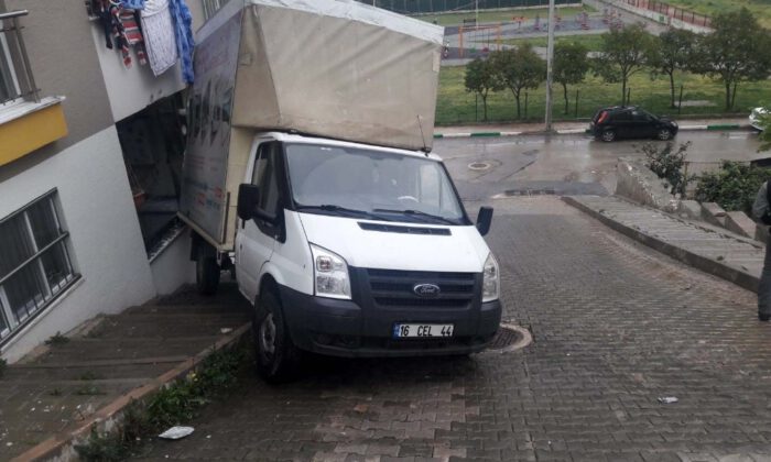 Geri Kayan Kamyonet Evin Cam Balkonundan İçeriye Girdi