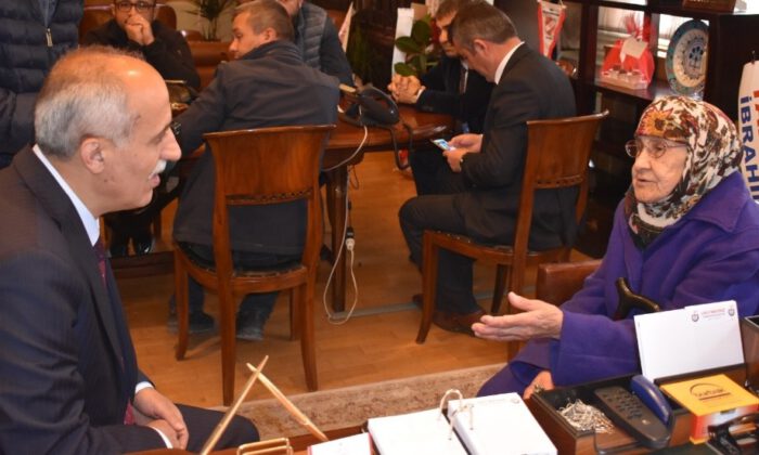 90 Yaşında Bastonu İle Belediyeye Gelerek Şehidi İçin Yardım İstedi