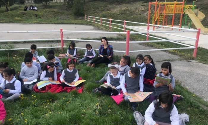 Çocuklar Parkta Kitap Okudu