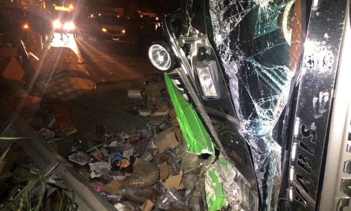 Kontrolden Çıkan Oyuncak Yüklü Tır Devrildi: 1 Ölü
