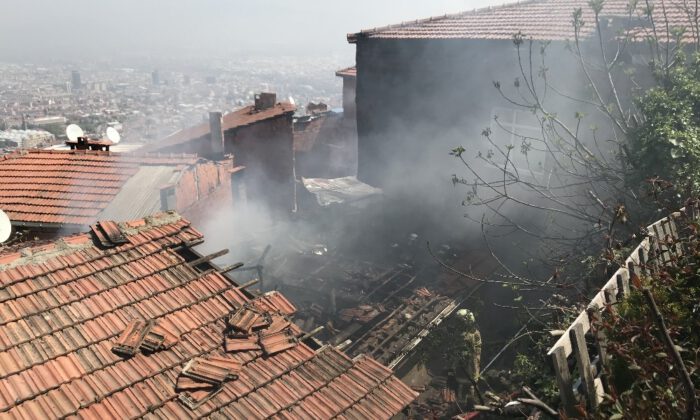Bursa’da Yangın Evi Kül Etti