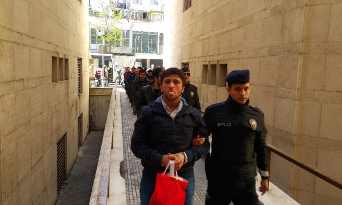 FETÖ Şüphelisi Adliyeye Girerken Kameralara Dil Çıkardı