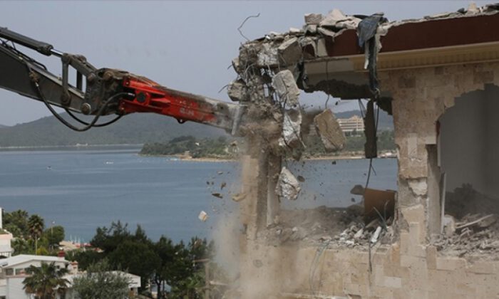 Kaçak villalar yerle bir oldu