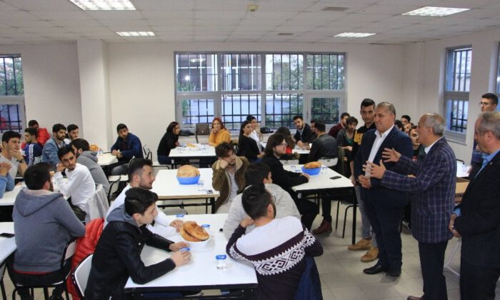 Yenişehir Belediye Başkanı Davut Aydın İftarını Öğrencilerle Açtı