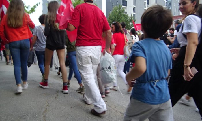 Torununu Kaybolmasın Diye Beline İp Bağlayıp Dolaştırdı
