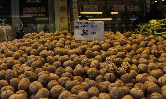 Bayram Yaklaştı, Pazarda Tezgahlar Cevizle Doldu Taştı