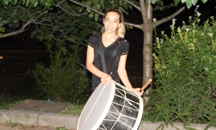 Bursalılar Sahura Kadın Davulcuyla Uyanıyor