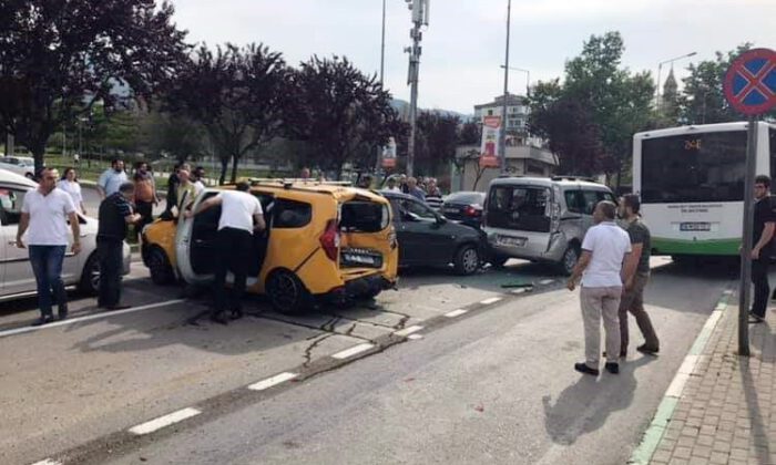 Belediye Otobüsü 6 Aracı Biçti
