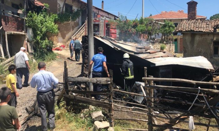 Köyde Çıkan Yangında Evin Deposu Küle Döndü