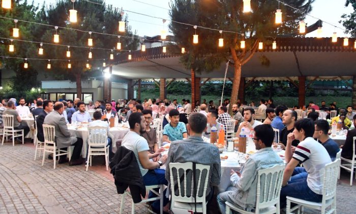 Dündar Yabancı Öğrencilerle İftarda Buluştu