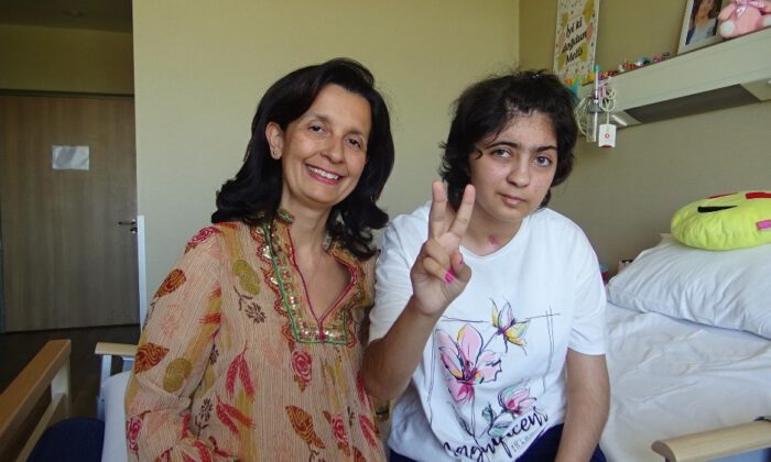 Yaşayamaz Dedikleri Kız Gördüğü Tedavi Sonucu Ayağa Kalktı