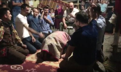 Birbirlerini Kemerle Döverek Geleneklerini Yaşatıyorlar