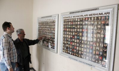 Köyün Kuruluşundan İtibaren Ölenlerin Resimlerini Sergiliyor