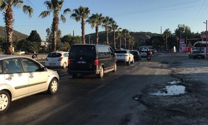 Kuşadası’nda rekor araç kuyruğu