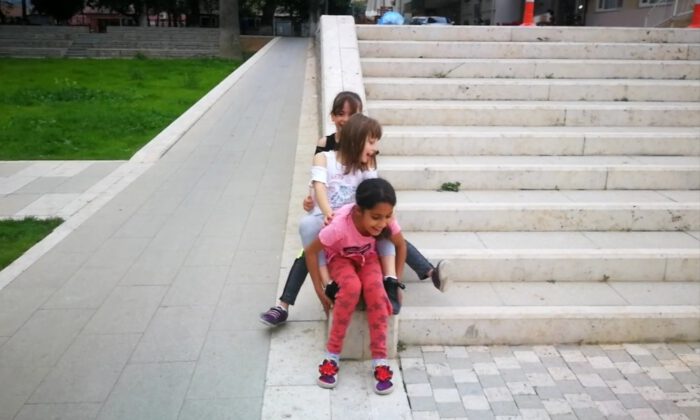 Tarihi Müzenin Merdivenlerinde Kaydırak Keyfi