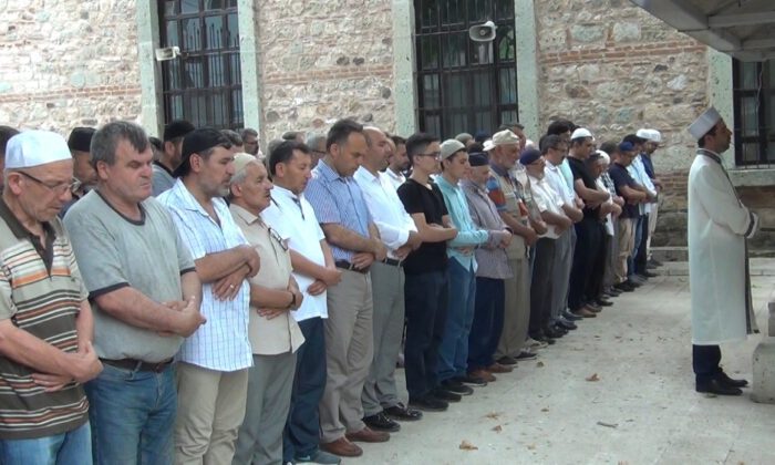 Mursi İçin Gıyabî Cenaze Namazı Kılındı