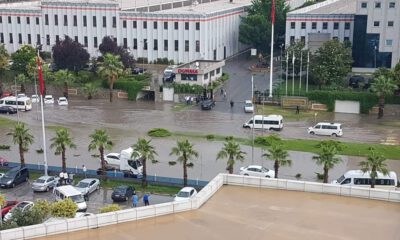 Sağanak Yağmur Caddeleri Göle Çevirdi