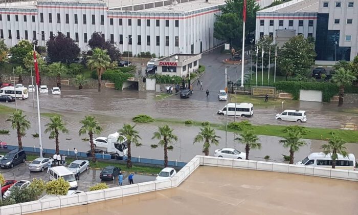Sağanak Yağmur Caddeleri Göle Çevirdi