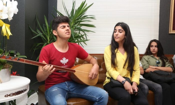 Batmanlı Öğrencilerin Ziyareti Türkülerle Renklendi