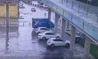 Lüks Otomobil Durağa Böyle Daldı