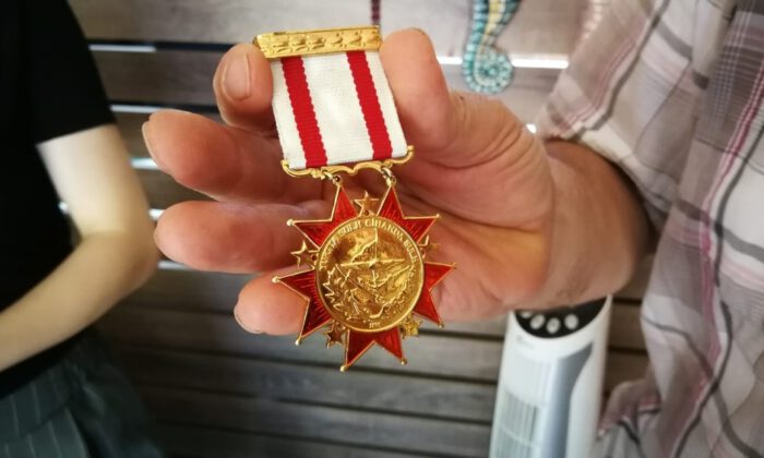 Bulduğu Madalyayı Teslim Etti