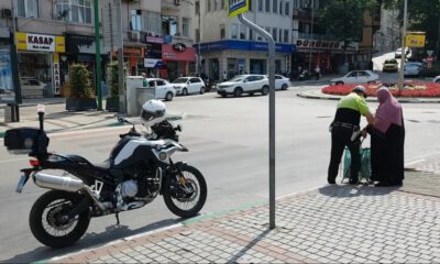 Örnek Polis Yaşlı Kadını Hem Karşıdan Karşıya Geçirdi, Hem Su İkram Etti