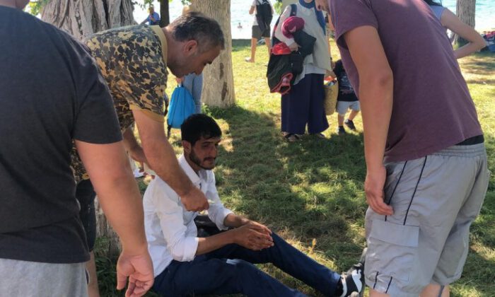 Fenalaşan simitçinin yardımına koştular