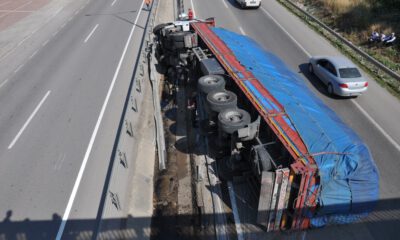 Çekirdek Yüklü Tır Devrildi