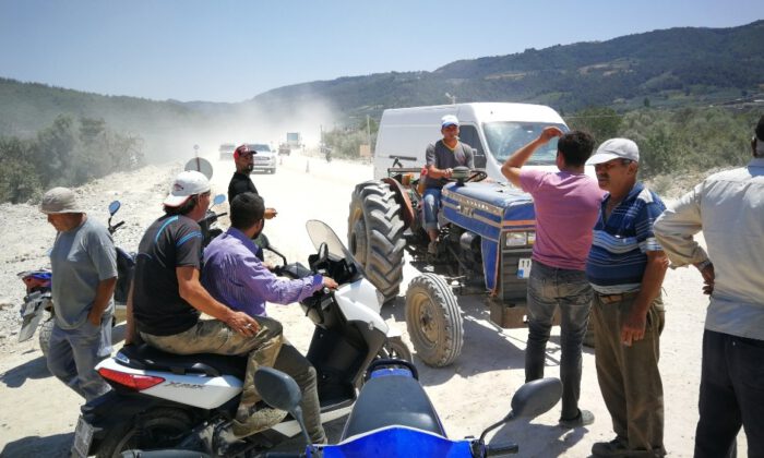 Bitmeyen Yol Toz Yüzünden Çiftçiyi İsyan Ettirdi