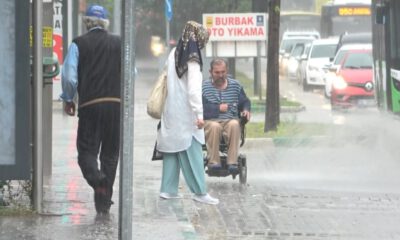 Bursa’da Sağanak Yağış Altında Engelli Adamın Zor Anları