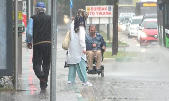 Bursa’da Sağanak Yağış Altında Engelli Adamın Zor Anları