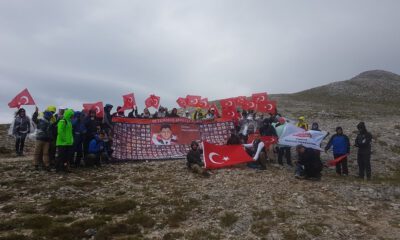 Zirvede Demokrasi Yürüyüşü