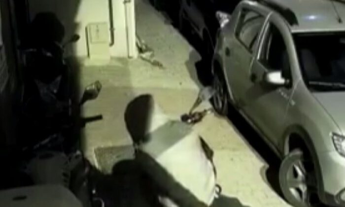 Saniyeler içerisinde motosiklet çalan hırsızlar kamerada