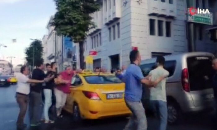 Tartıştığı yolcuya bıçak çekti!