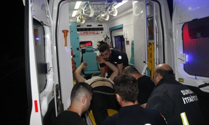 Otomobil Ve Hafif Ticari Araç Kafa Kafaya Çarpıştı: 1 Ölü, 2 Yaralı