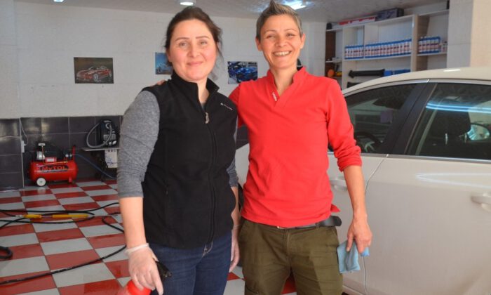 Oto Yıkama Dükkanında İki Kız Kardeş Erkek Meslektaşlarına Taş Çıkartıyor