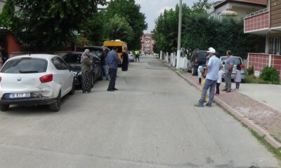 Önüne Çıkan Araca Çarpmamak İçin Direksiyonu Kırınca Park Halindeki İki Otomobile Çarptı