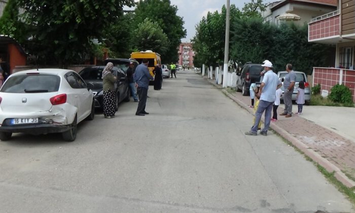 Önüne Çıkan Araca Çarpmamak İçin Direksiyonu Kırınca Park Halindeki İki Otomobile Çarptı