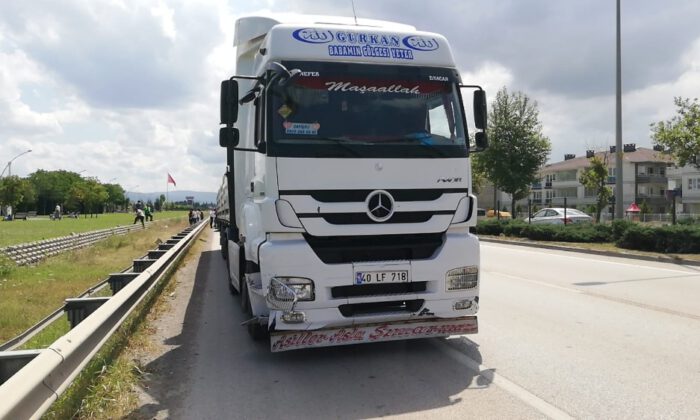 Önce Bariyerlere Çarpan Otomobil Ters Dönüp Tır İle Kafa Kafaya Çarpıştı