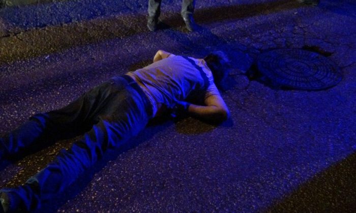 Yolun Karşısına Geçmeye Çalışan Adama Dolmuş Çarptı