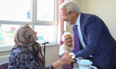 Başkan Erdem Önce Huzurevi Sakinleriyle Bayramlaştı