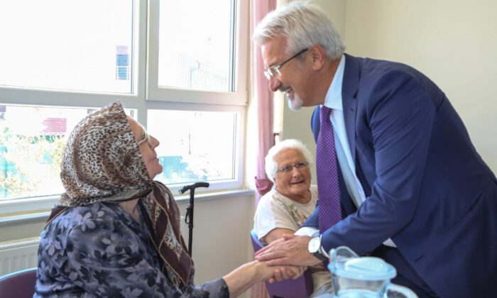Başkan Erdem Önce Huzurevi Sakinleriyle Bayramlaştı