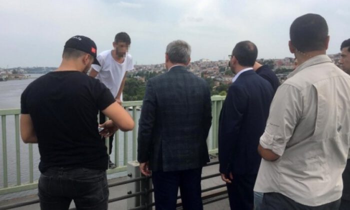 Bakan Kasapoğlu intihardan vazgeçirdi, aracına bindirdi