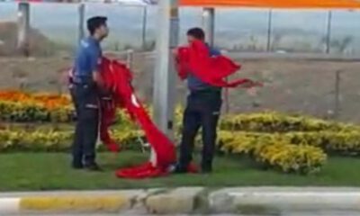 Polisler Türk Bayrağını yerde bırakmadı