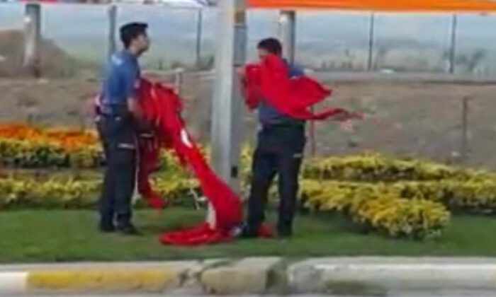 Polisler Türk Bayrağını yerde bırakmadı