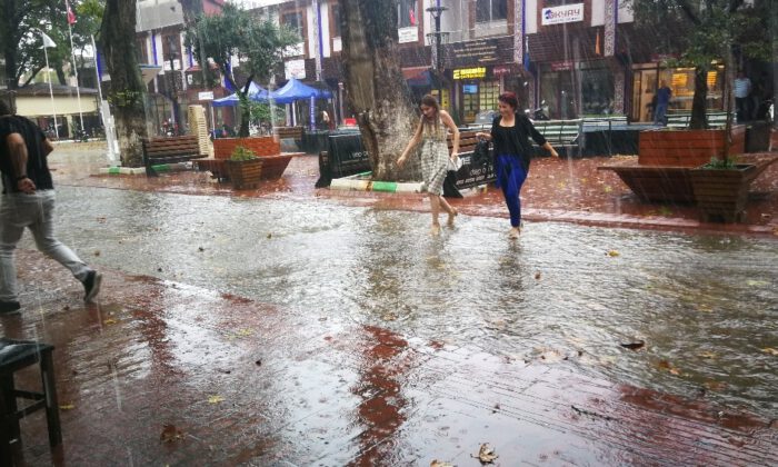 30 Dakika Yağmur Yağdı, İznik Göle Döndü