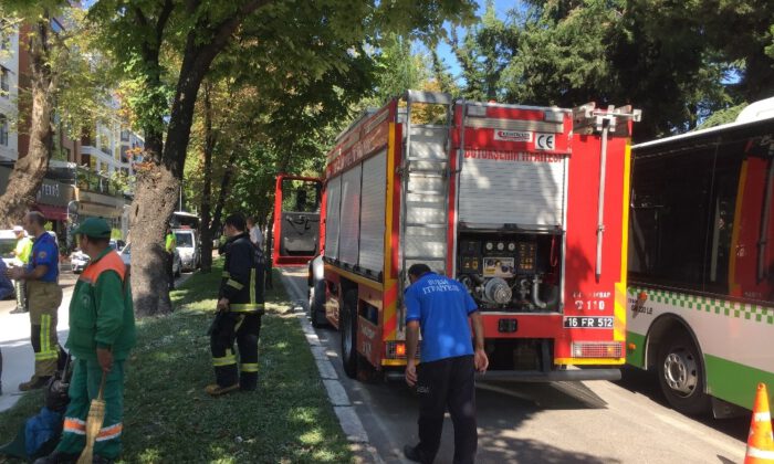 Seyir Halindeki Otomobil Alev Alınca İmdada Otobüs Şoförü Yetişti