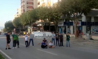 Çocuklar Anne Lütfen Ölme Diyerek Karayolunu Trafiğe Kapattı