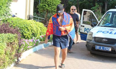 Denizden çıkınca şok oldular, havlu ve şortlarıyla karakola gittiler